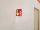 Tűzjelző, kézi jelzésadó kétoldalas merőleges jel 15x15 cm, utánvilágító, falra szerelhető