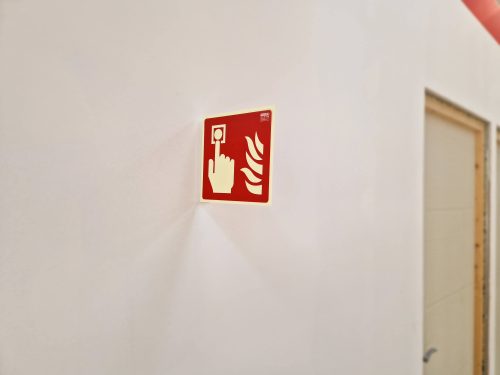 Fire alarm, hand signal two-sided perpendicular sign 15x15 cm, backlight, wall mountable