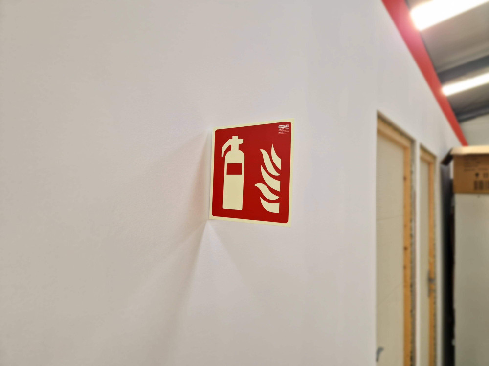 Tűzoltó készülék kétoldalas merőleges jel 15x15 cm, utánvilágító, falra szerelhető